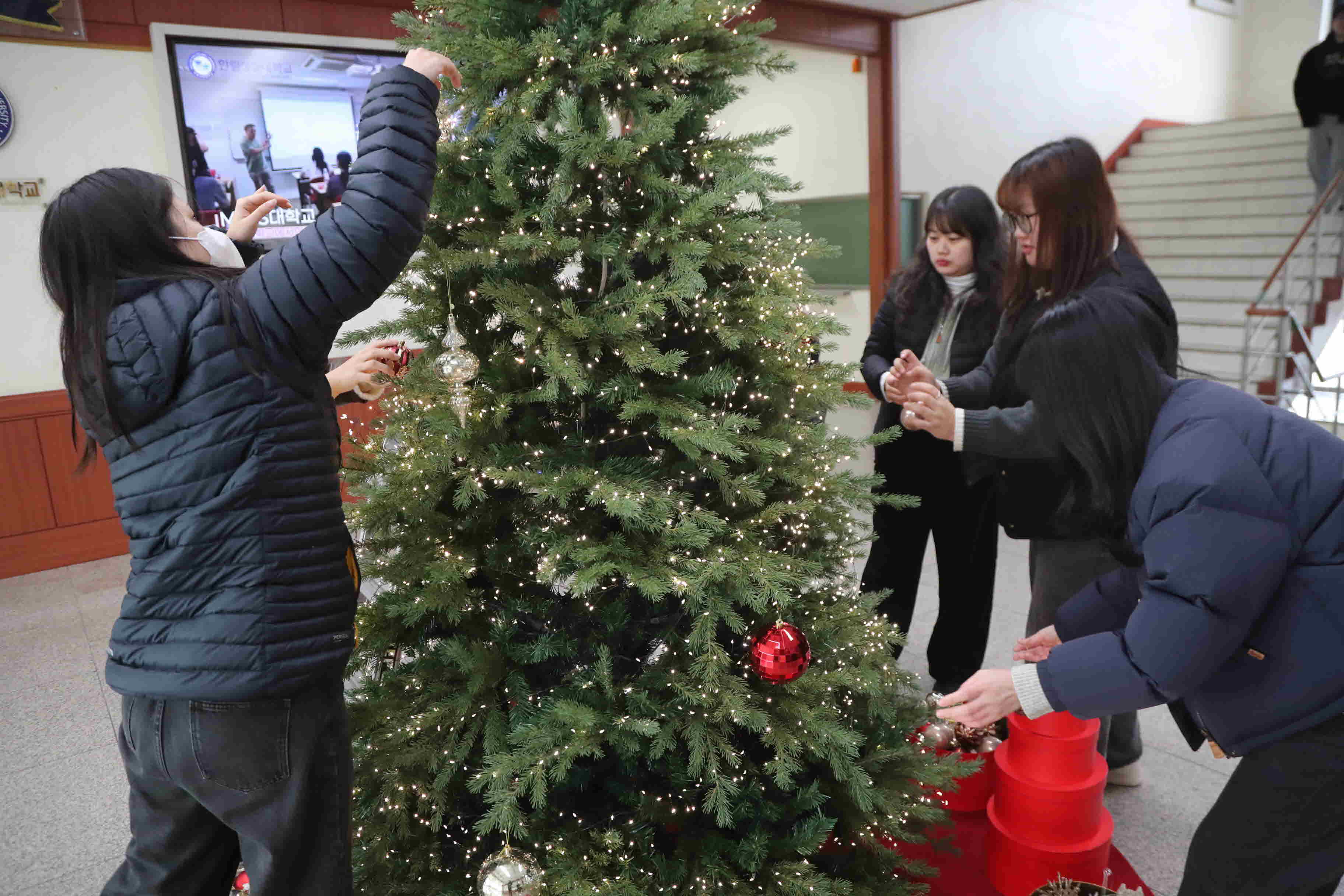 2025년 본관 1층 크리스마스 트리 설치